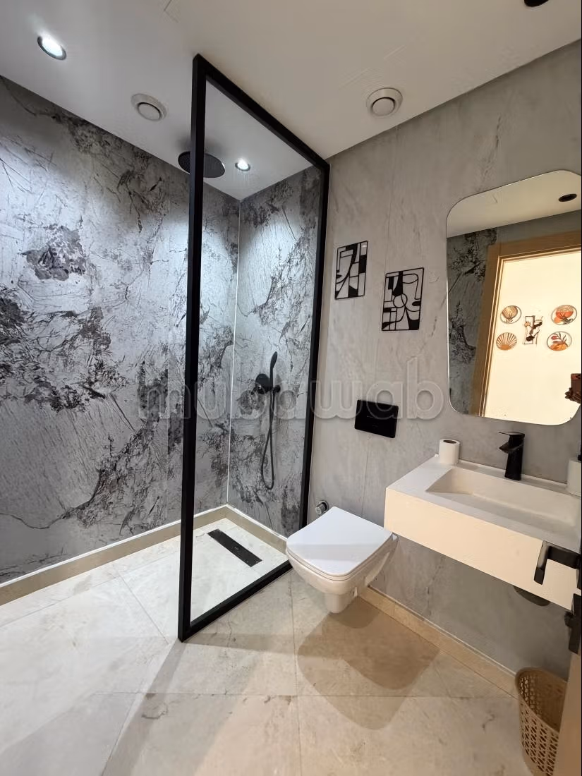 Superbo studio arredato ben illuminato con balcone