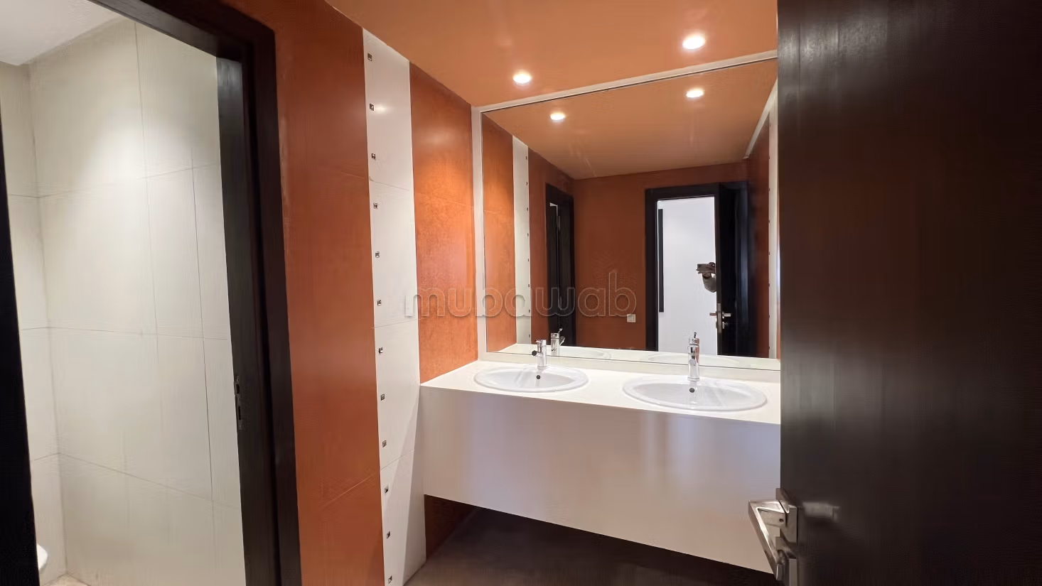 Appartement à louer à Riyad.
3 belles chambres.
Fenêtres avec double vitrage et porte blindée — 2