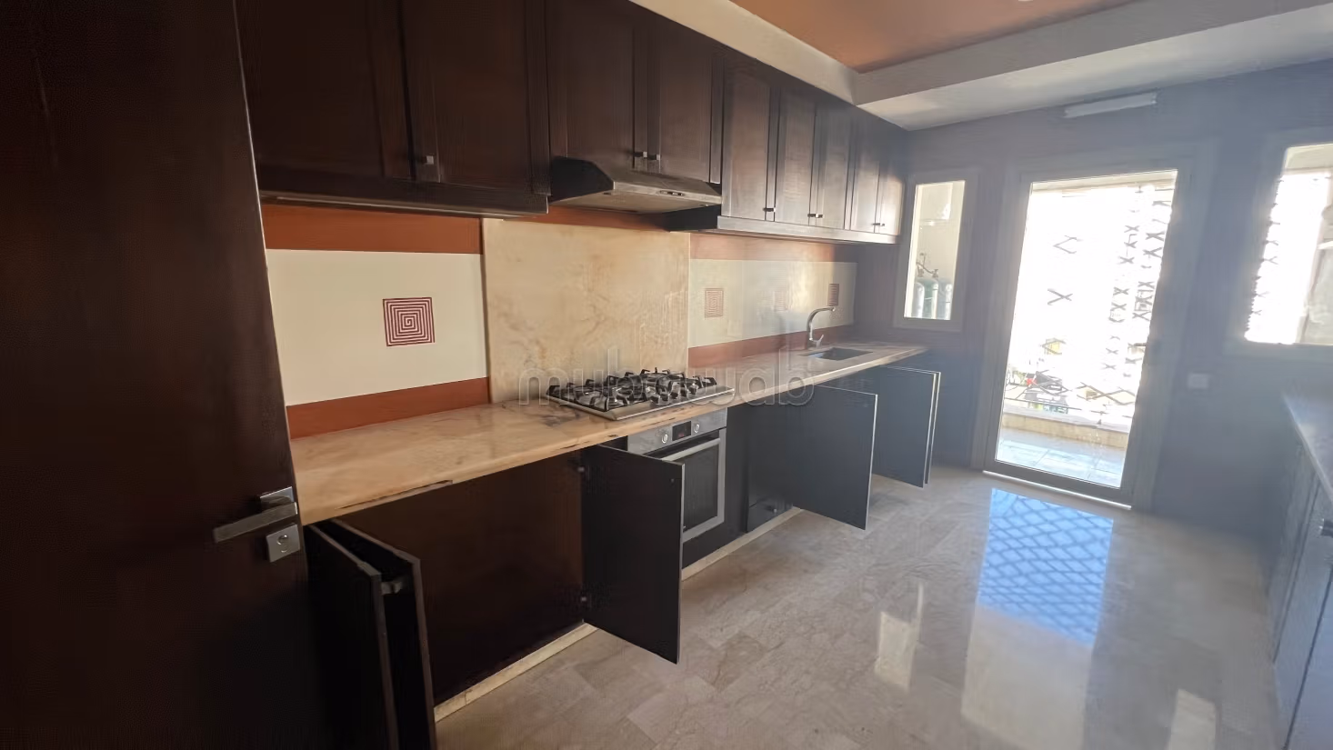 Appartement à louer à Riyad.
3 belles chambres.
Fenêtres avec double vitrage et porte blindée — 5