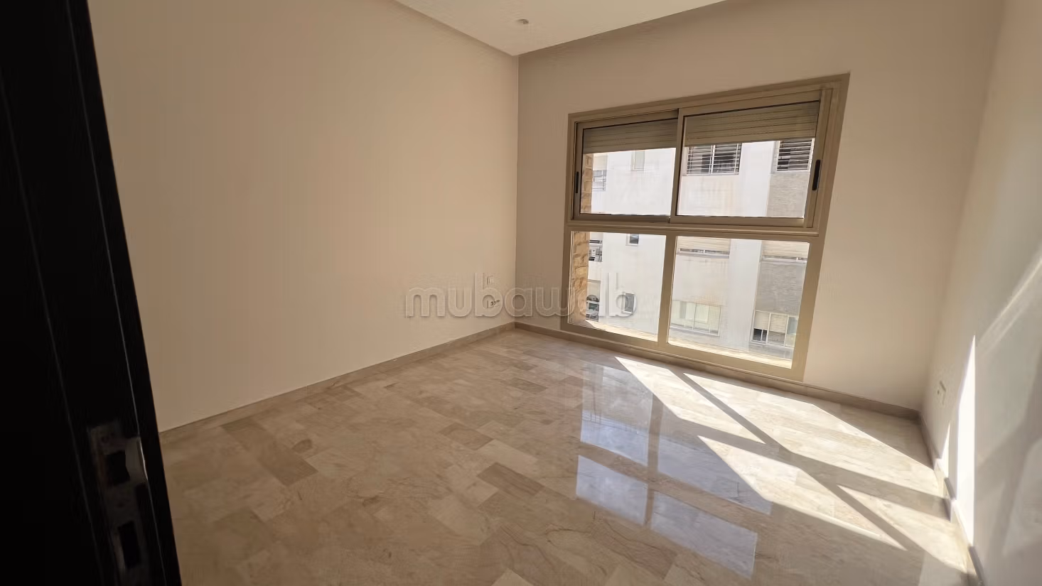 Appartement à louer à Riyad.
3 belles chambres.
Fenêtres avec double vitrage et porte blindée — 6