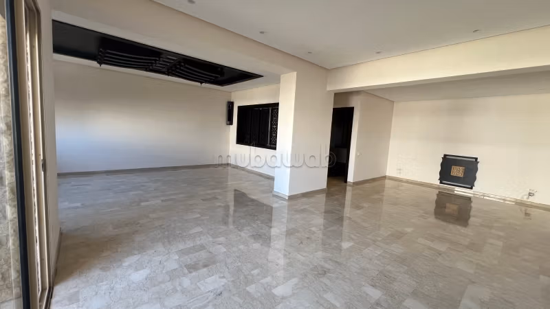 Appartement à louer à Riyad. 
3 belles chambres. 
Fenêtres avec double vitrage et porte blindée