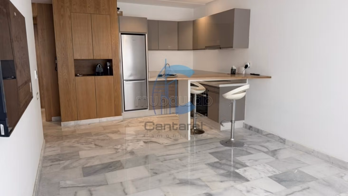 Bellissimo studio semi-arredato in affitto a Palmier