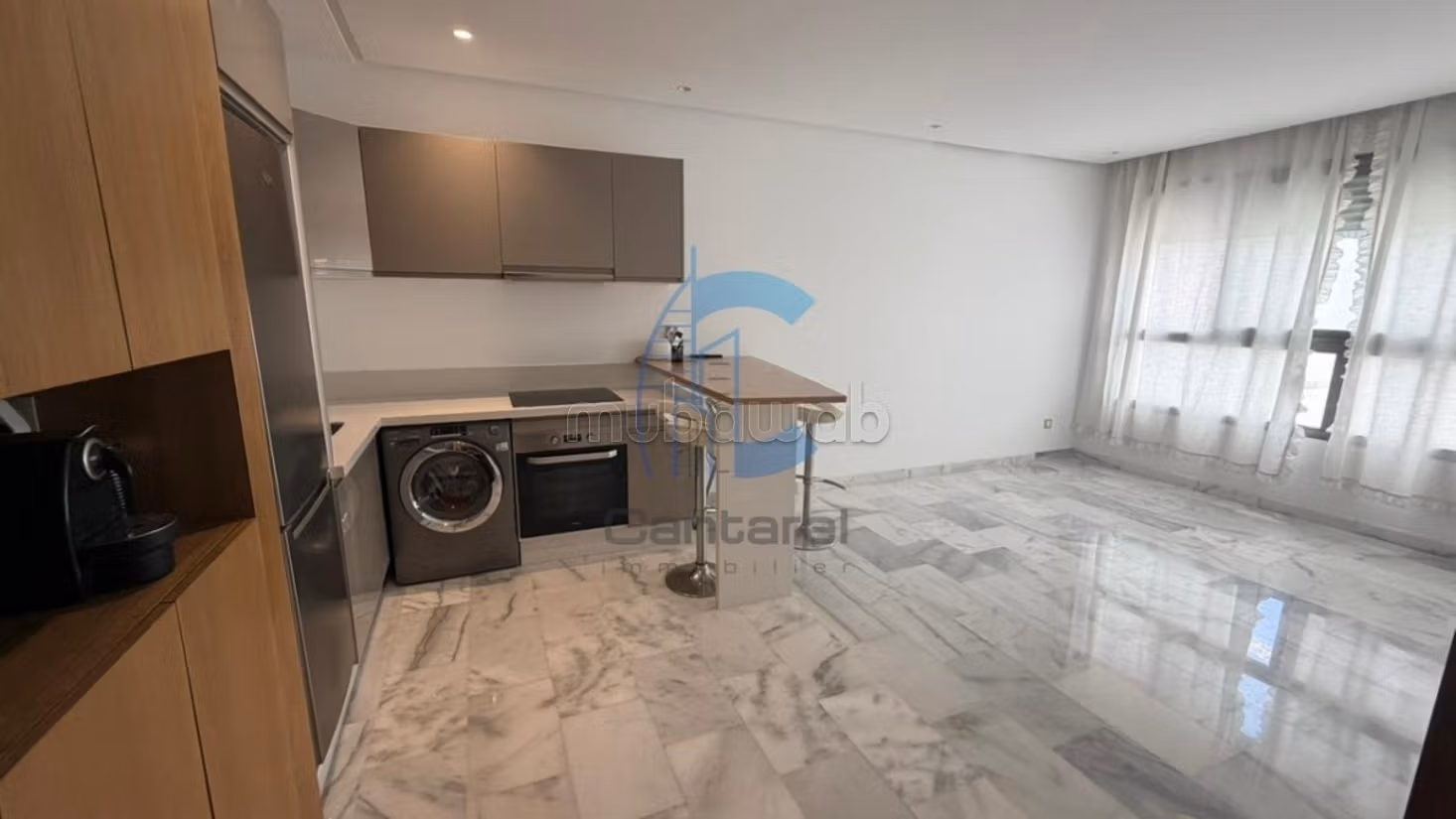 Bellissimo studio semi-arredato in affitto a Palmier