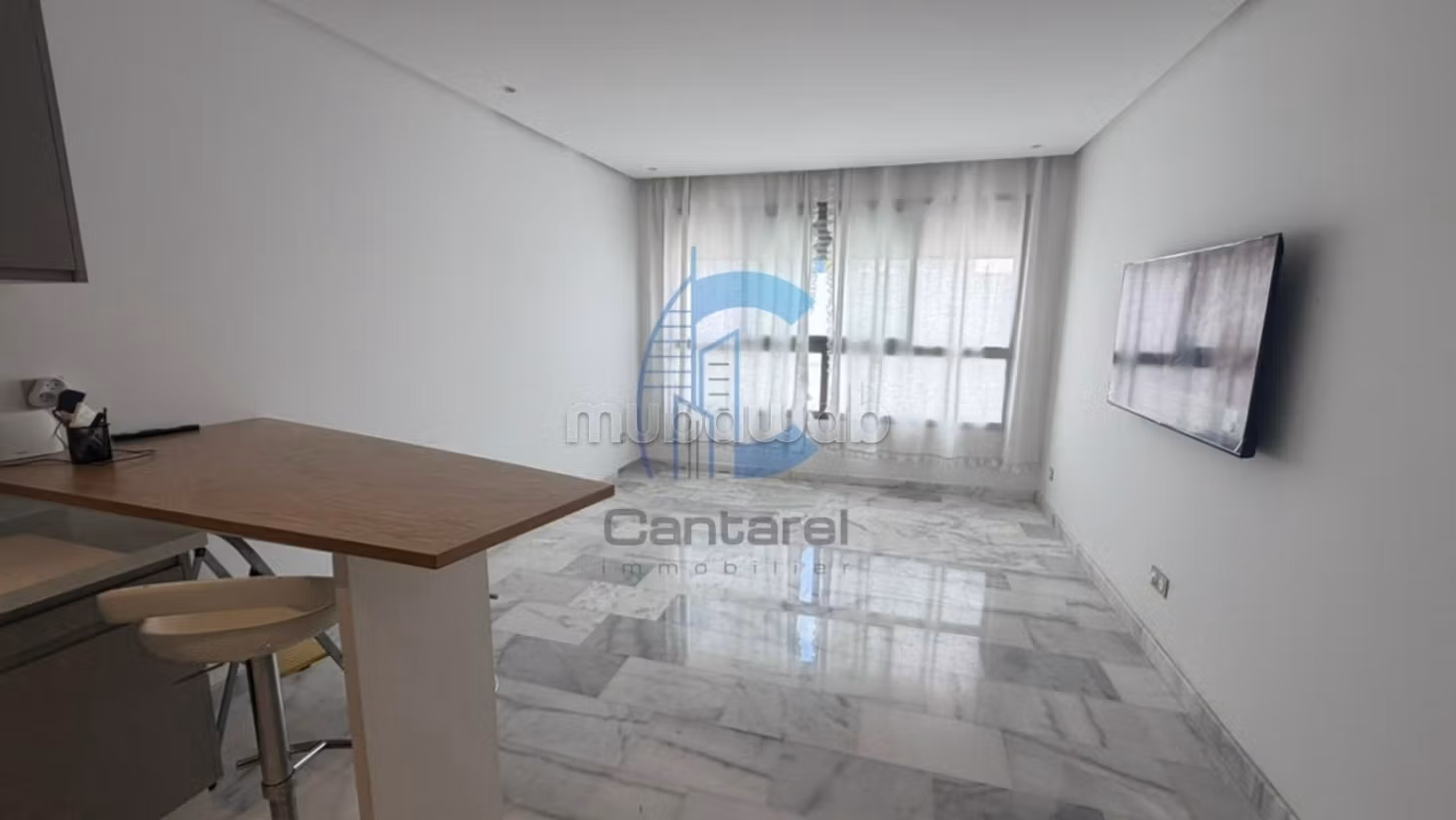 Bellissimo studio semi-arredato in affitto a Palmier