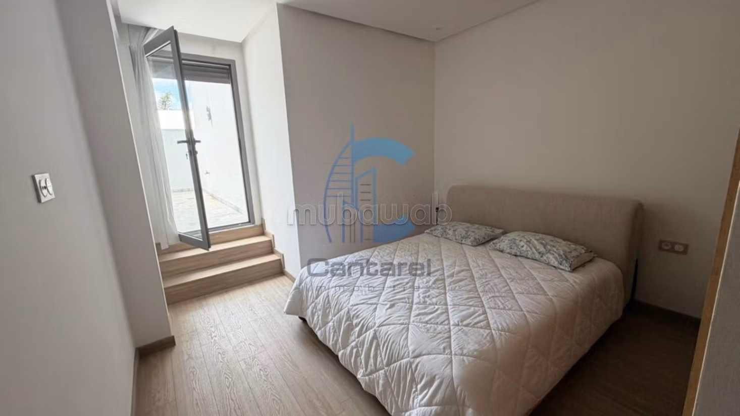 Bellissimo studio semi-arredato in affitto a Palmier