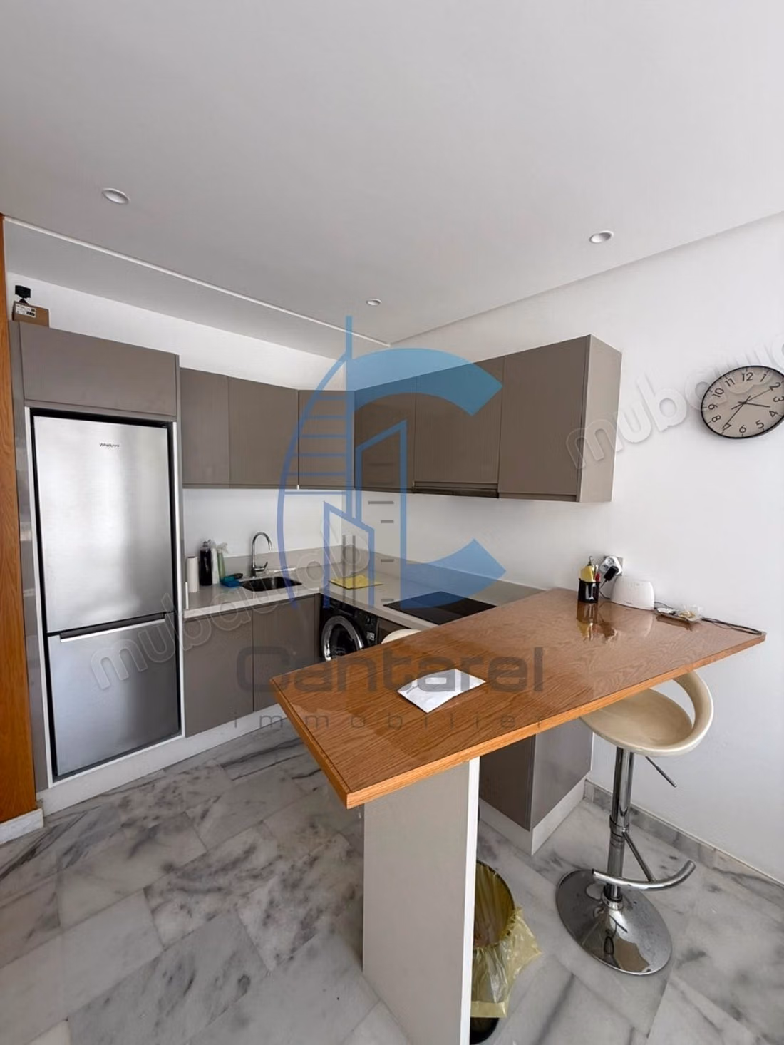 Bellissimo studio semi-arredato in affitto a Palmier