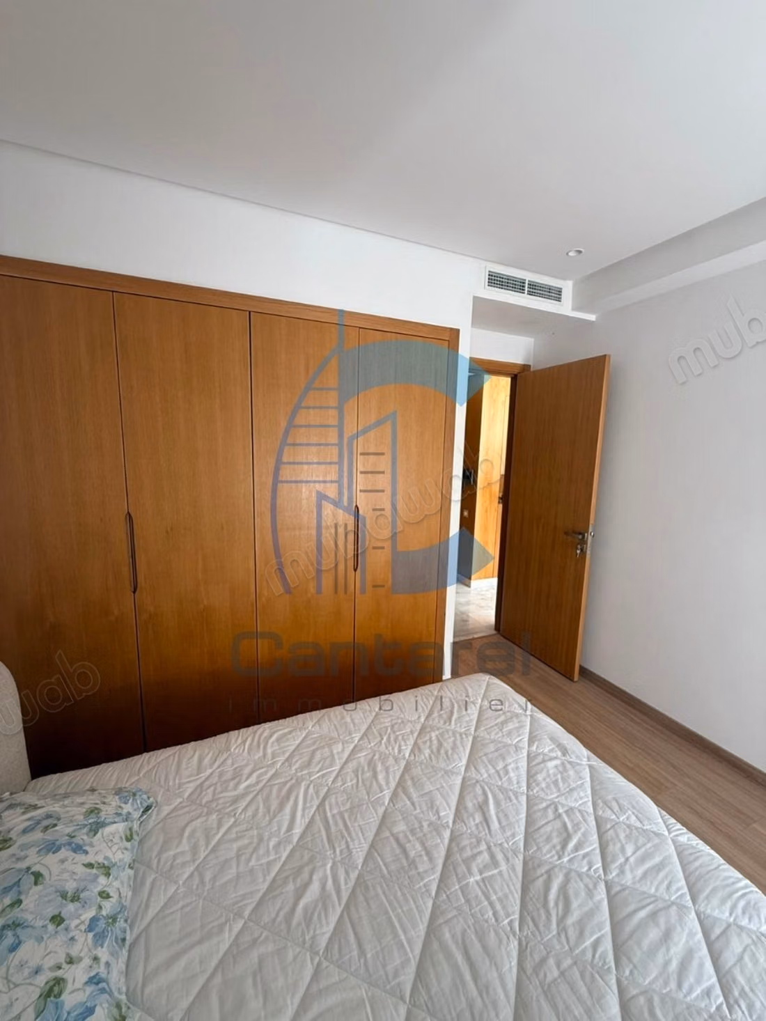 Bellissimo studio semi-arredato in affitto a Palmier