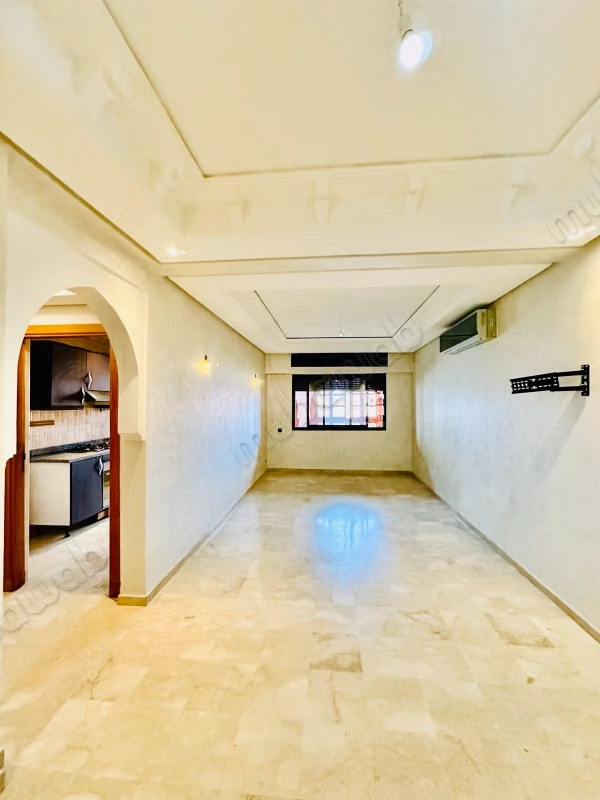Alquiler de un bonito apartamento vacío en el centro de la ciudad. 90 metros