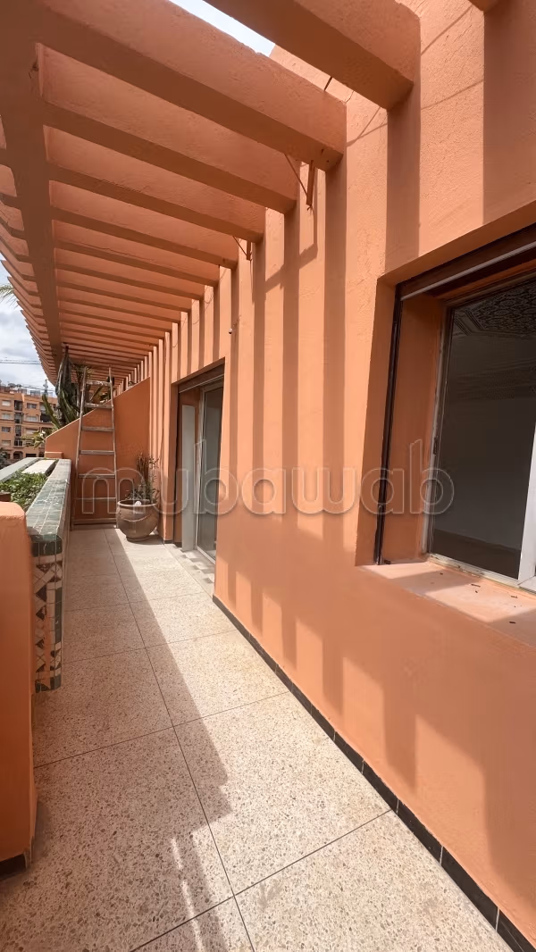 Très bel appartement en location à Guéliz. 5 pièces confortables. Salon Marocain et antenne parabolique