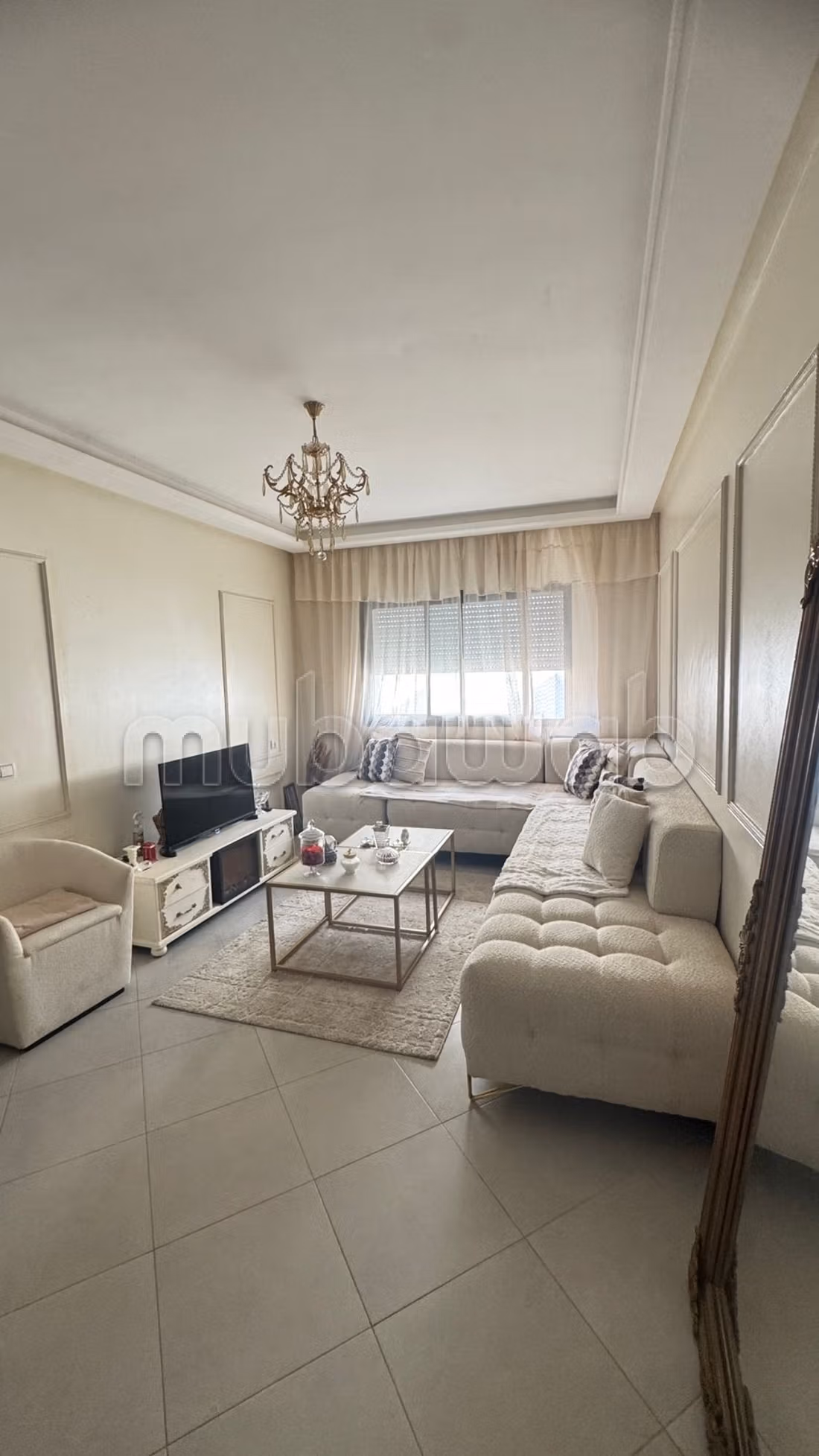 Bel appartement en location à Du Golf. 
Surface totale 910 m². 
Bien meublé