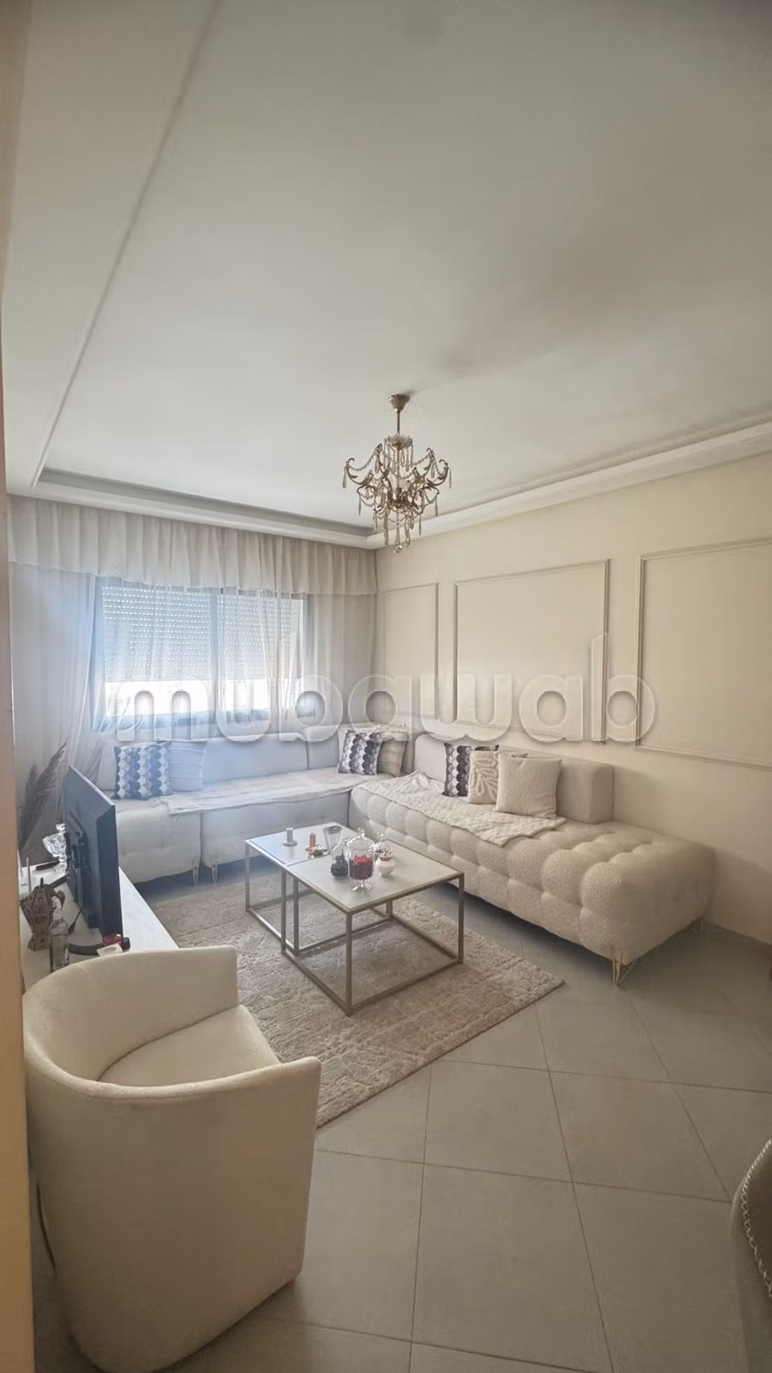 Bel appartement en location à Du Golf. 
Surface totale 910 m². 
Bien meublé — 2