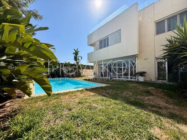 Villa con piscina in affitto a Berges du Lac 2