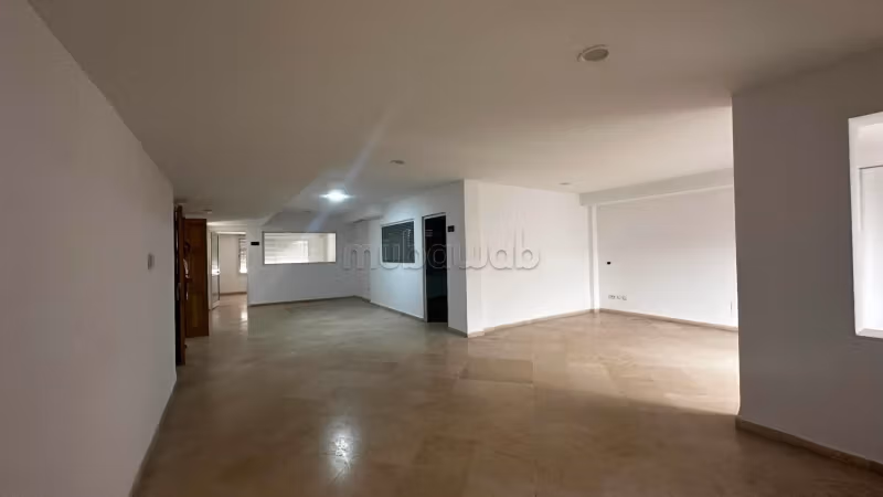 À Louer: Immeuble R4 de 831,45 m² à Montplaisir