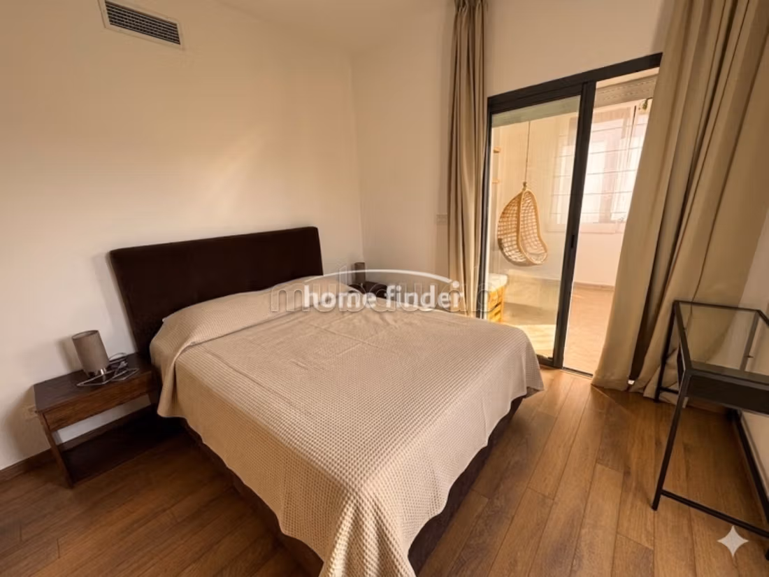 Appartement meublé à louer sur CFC 
137 m² — 6