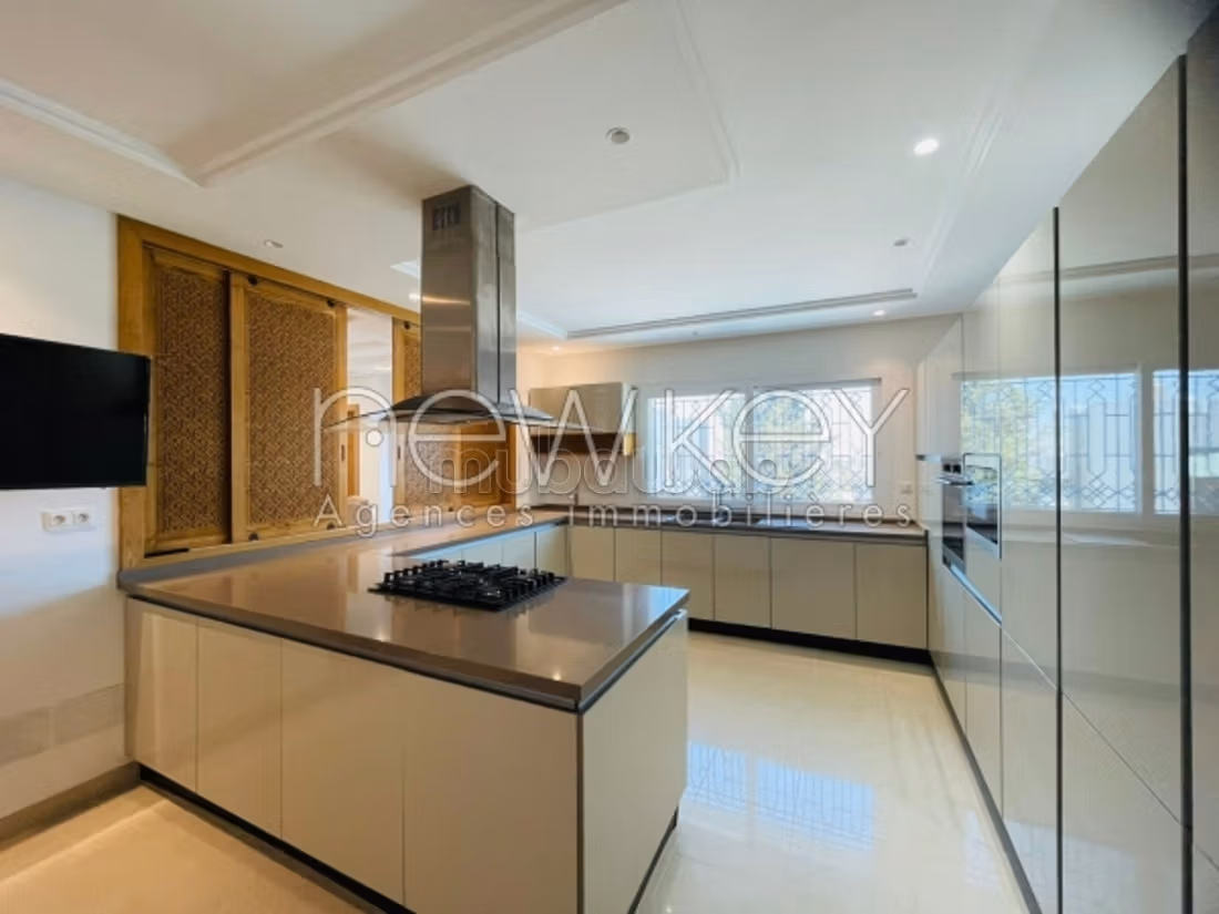 Villa Neuf S6 con piscina a Gammarth