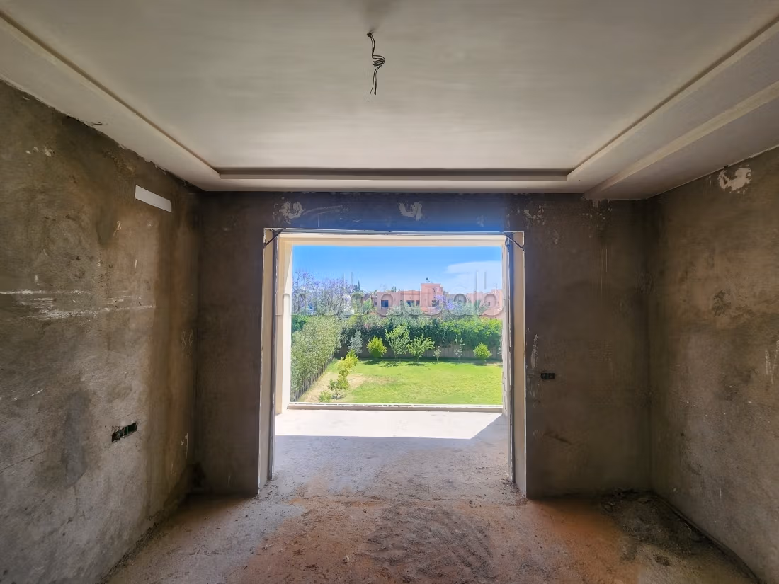 Semi-Finished Contemporary Villa for Sale in Targa – Marrakech
Land: 1,069 m², Usable: 450 m², Pool, Well, Large Garden