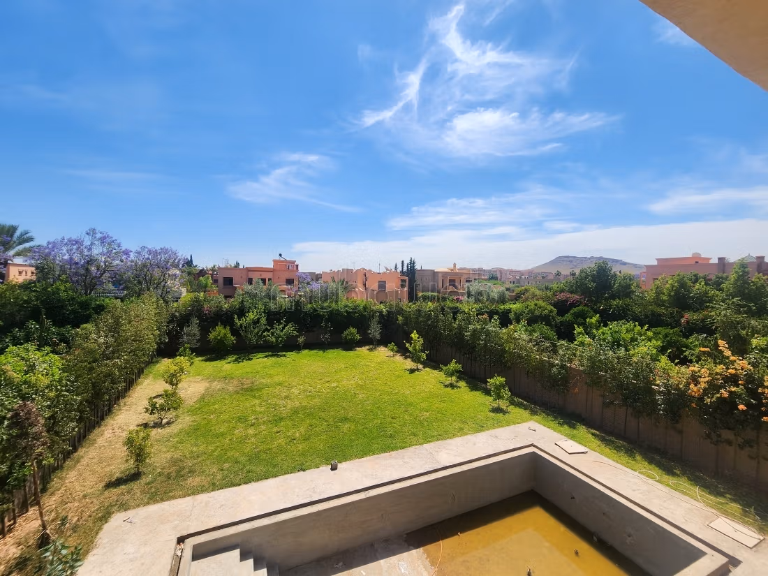 Semi-Finished Contemporary Villa for Sale in Targa – Marrakech
Land: 1,069 m², Usable: 450 m², Pool, Well, Large Garden