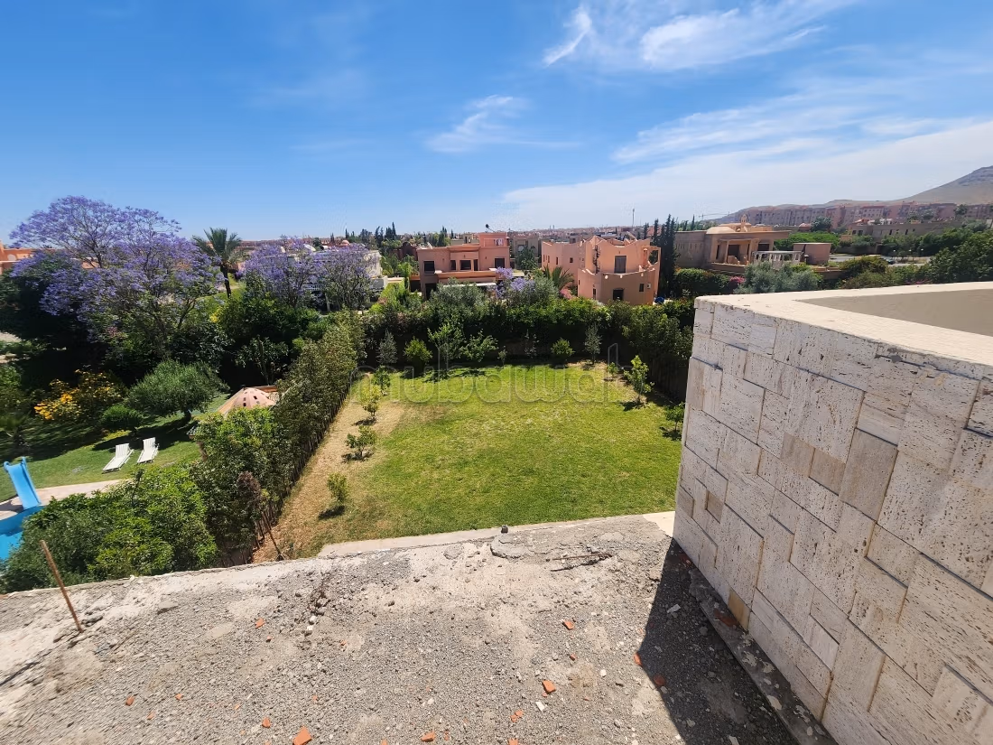 Semi-Finished Contemporary Villa for Sale in Targa – Marrakech
Land: 1,069 m², Usable: 450 m², Pool, Well, Large Garden