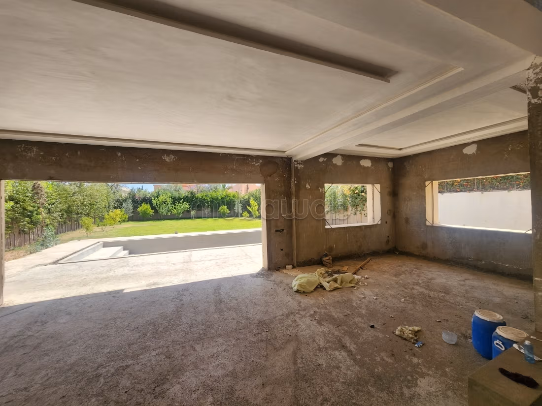 Semi-Finished Contemporary Villa for Sale in Targa – Marrakech
Land: 1,069 m², Usable: 450 m², Pool, Well, Large Garden