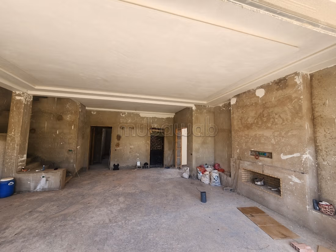 Semi-Finished Contemporary Villa for Sale in Targa – Marrakech
Land: 1,069 m², Usable: 450 m², Pool, Well, Large Garden