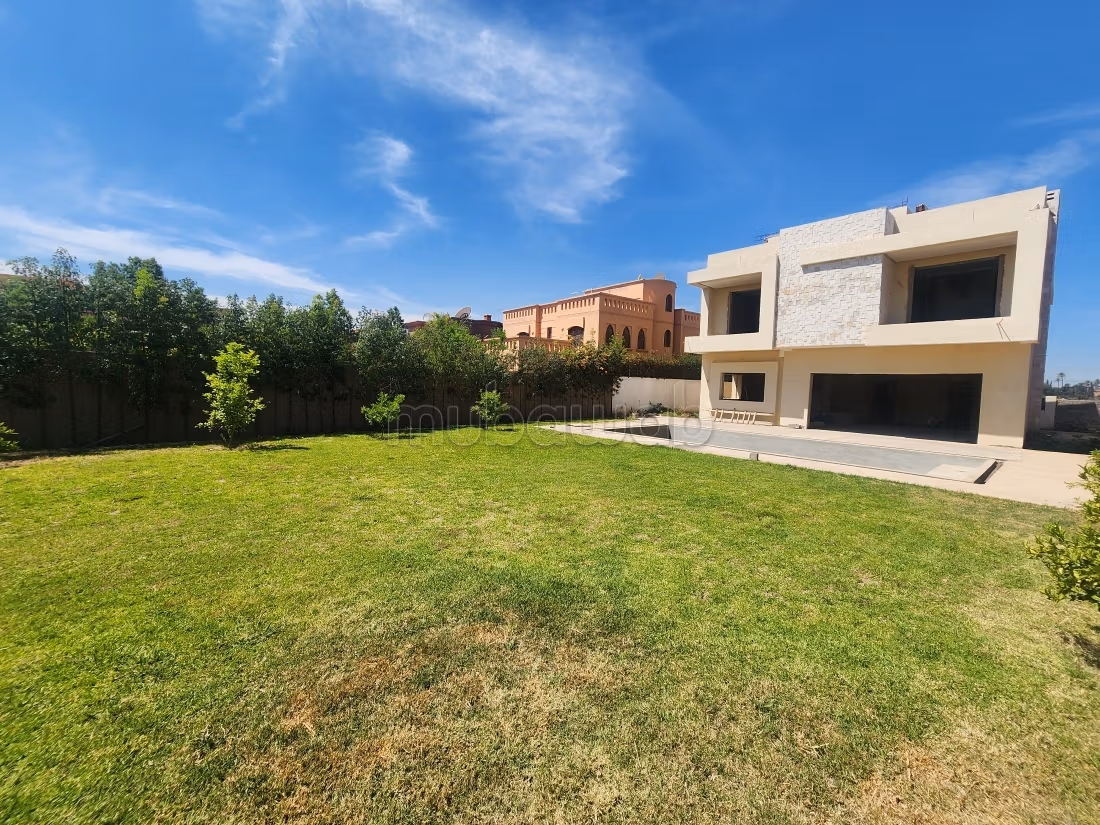 Semi-Finished Contemporary Villa for Sale in Targa – Marrakech
Land: 1,069 m², Usable: 450 m², Pool, Well, Large Garden