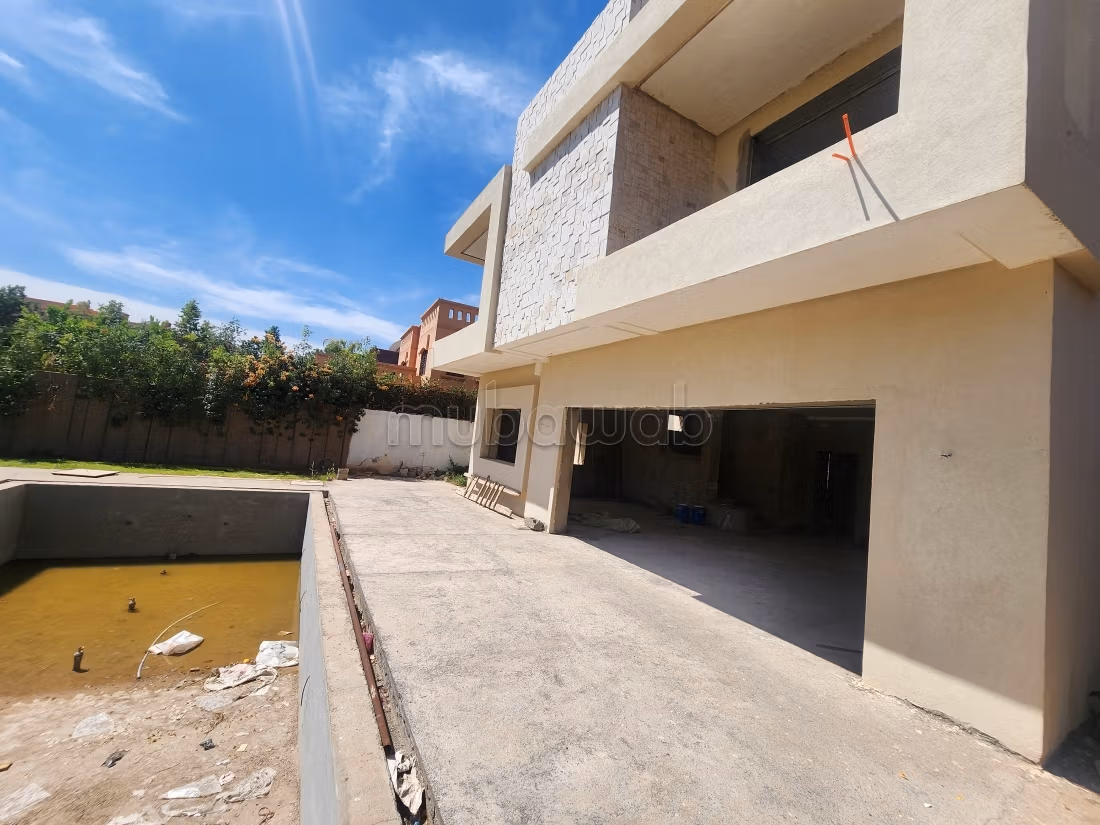Semi-Finished Contemporary Villa for Sale in Targa – Marrakech
Land: 1,069 m², Usable: 450 m², Pool, Well, Large Garden