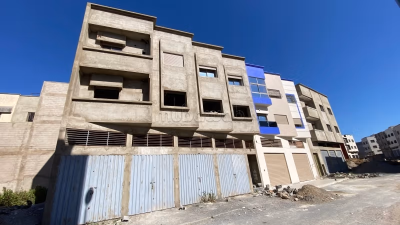 Appartamento semi-finiti al 1° piano con 2 garage