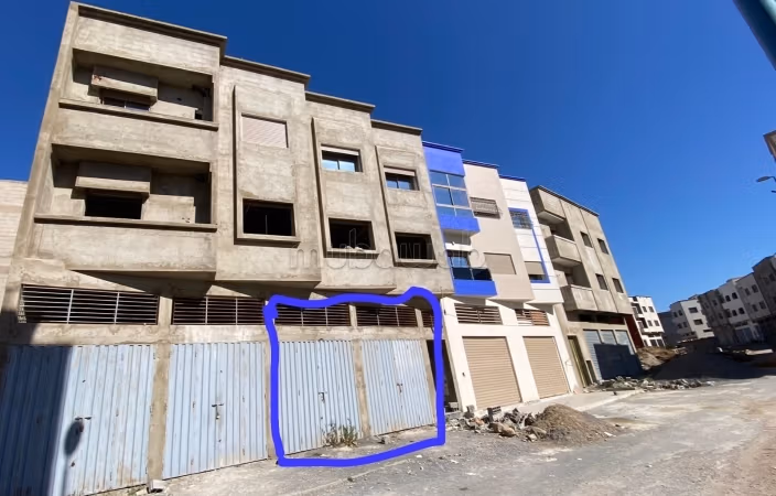Appartamento semi-finiti al 1 piano con 2 garage