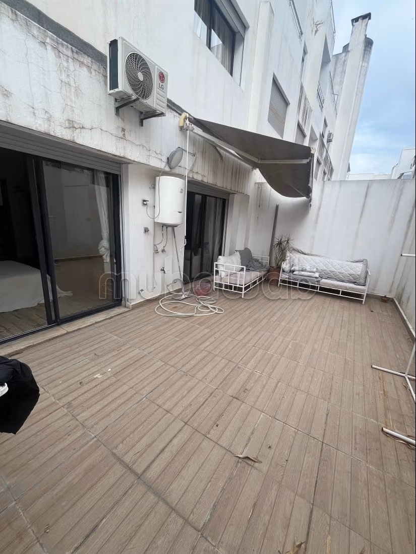 Bel appartement en location à Les princesses. 
Surface de 68 m². 
Bien meublé