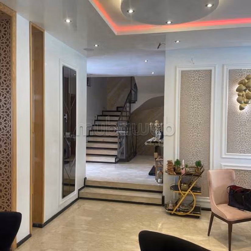Villa in Vendita di 433.0 m² a Bouskoura, Parco Industriale Cfcim