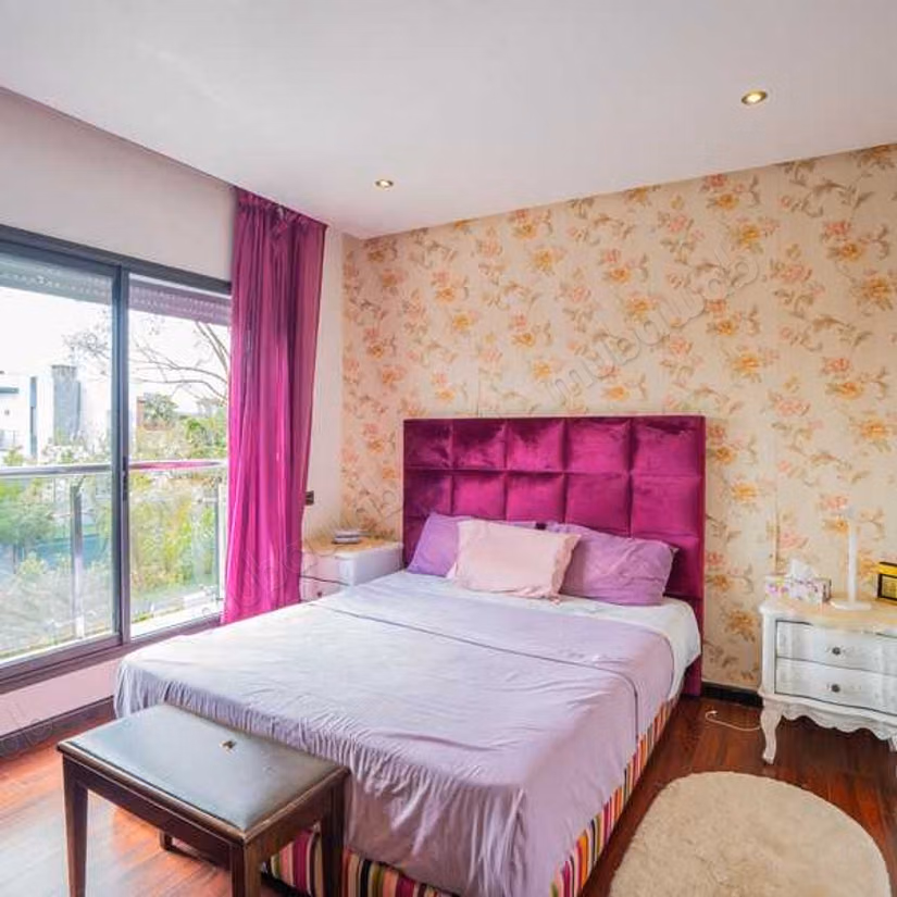 Villa à Vendre de 433.0 m² à Bouskoura, Parc Industriel Cfcim