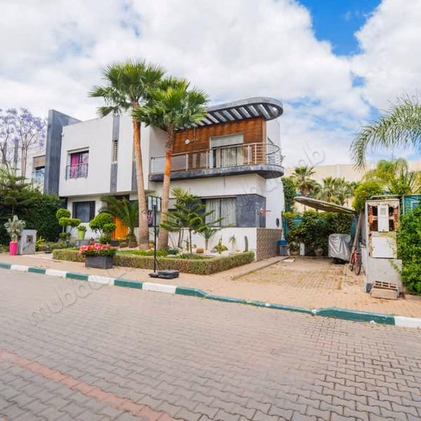 Villa à Vendre de 433.0 m² à Bouskoura, Parc Industriel Cfcim