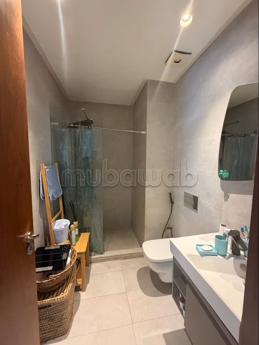 Location d'un appartement à Oasis.
3 chambres agréables.
Parking et ascenseur — 4
