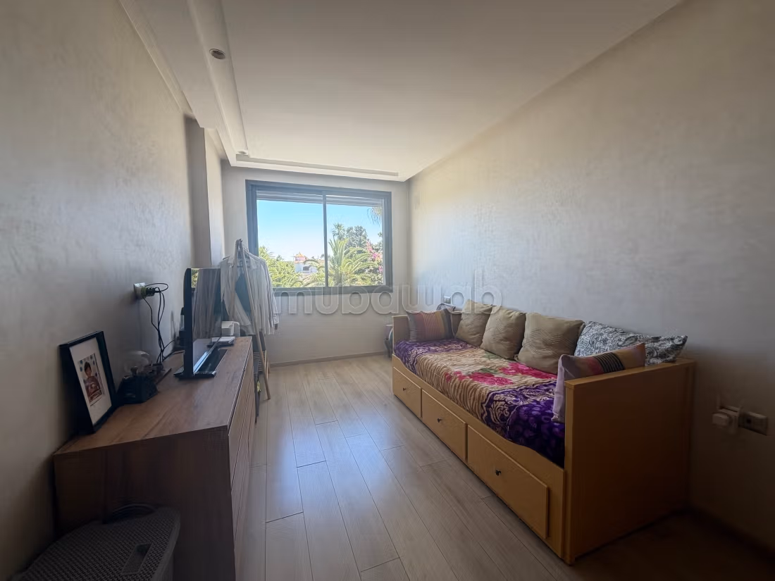 Location d'un appartement à Oasis.
3 chambres agréables.
Parking et ascenseur — 5