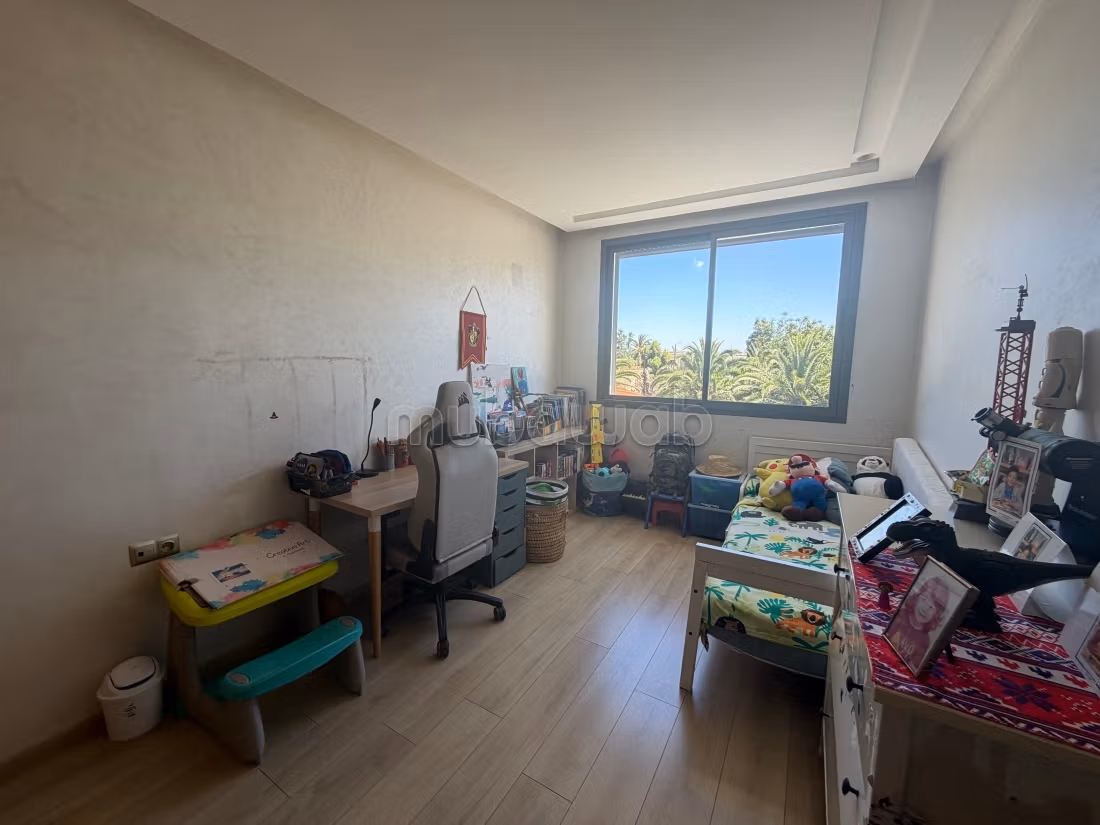 Location d'un appartement à Oasis.
3 chambres agréables.
Parking et ascenseur — 6