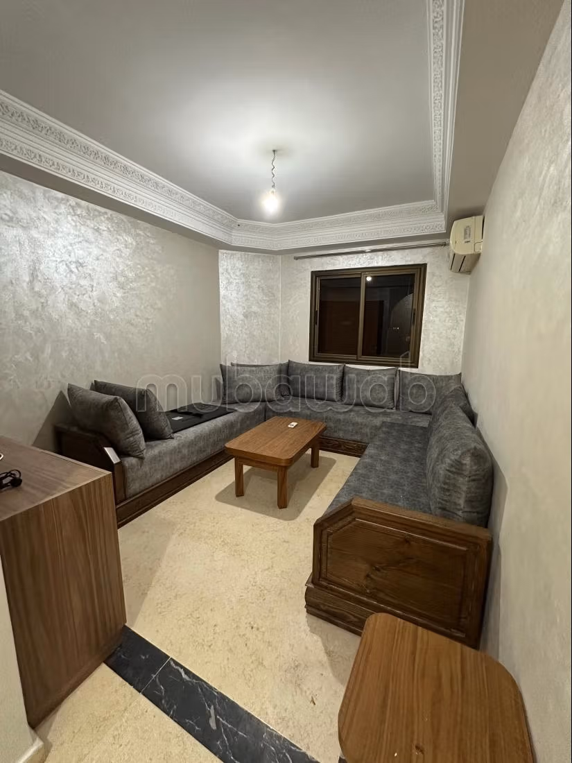 Appartement en location à Hay Mabrouka. Superficie 64 m². Salon traditionnel et système d'antenne parabolique