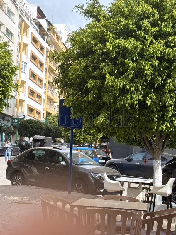 Local commercial en location à Administratif. 
Surface totale 24 m². 
Résidence avec concierge, climatisation générale