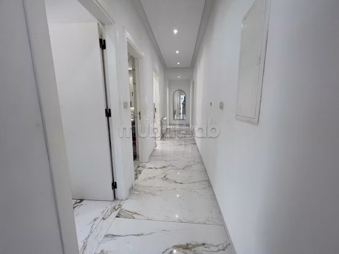 In vendita – Edificio R2 a picco sull'acqua a Tantana