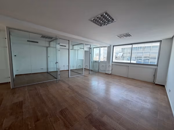 Ufficio disponibile in affitto a Maârif. Superficie di 90 m². Finestre con doppi vetri e porta blindata