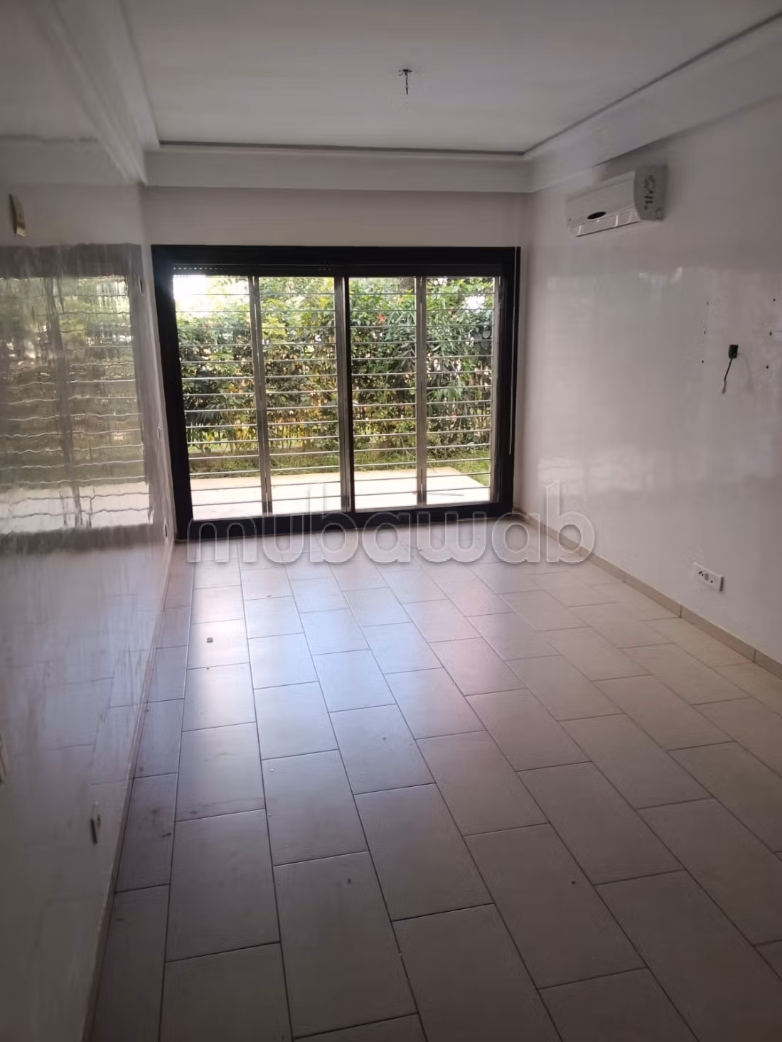 Appartement F1 à louer à Casablanca Finance City. 
Surface totale 119 m². 
Belle terrasse et jardin — 2