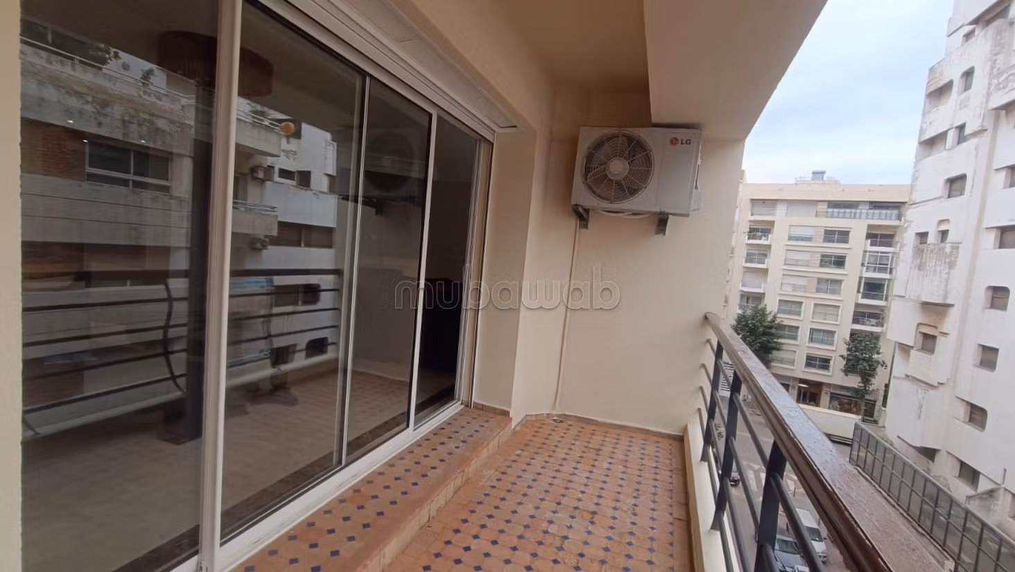 Location d'un grand appartement vide à Racine