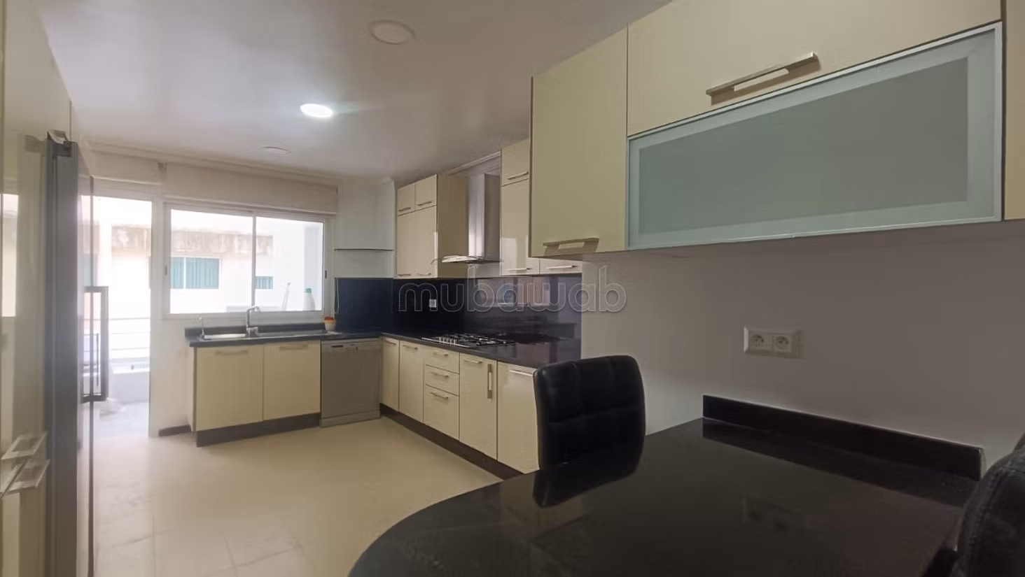 Location d'un grand appartement vide à Racine — 2