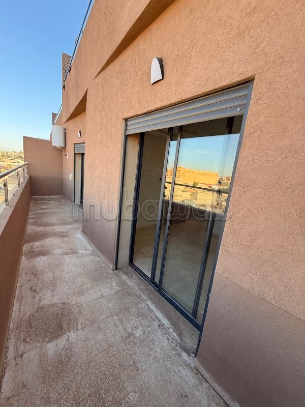 Location d'un appartement à Ain Mezouar. 2 chambres agréables. Service de concierge et climatisation