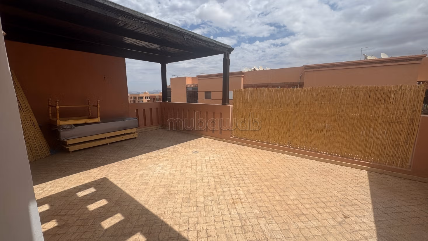 Superbe appartement avec terrasse à louer route de safi.
Meublé — 3