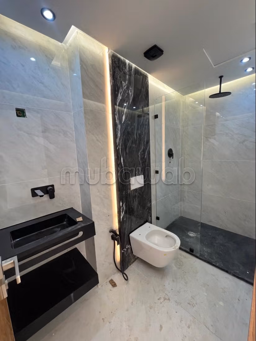 Superbe appartement à vendre en Centre. 4 pièces confortables. Porte blindée, sécurité — 3