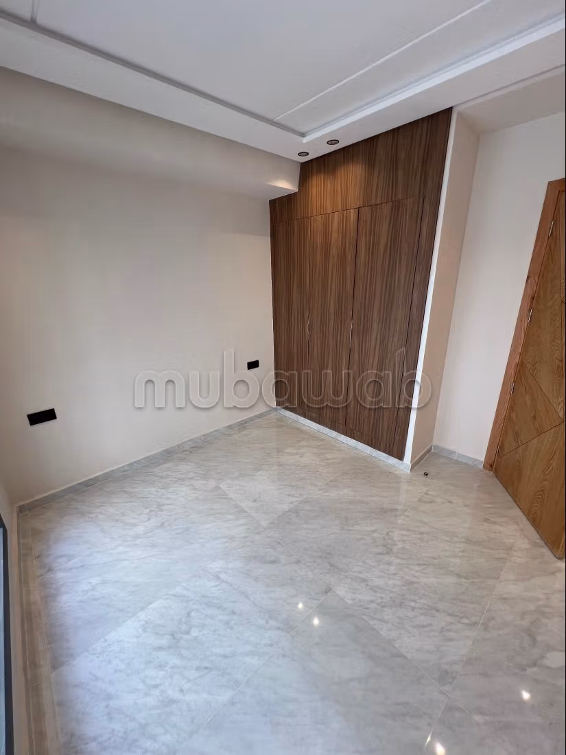 Superbe appartement à vendre en Centre. 4 pièces confortables. Porte blindée, sécurité — 6