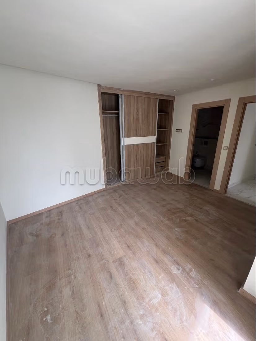 Appartement à vendre à route rabat.
3 chambres.
Porte blindée et résidence sécurisée — 6