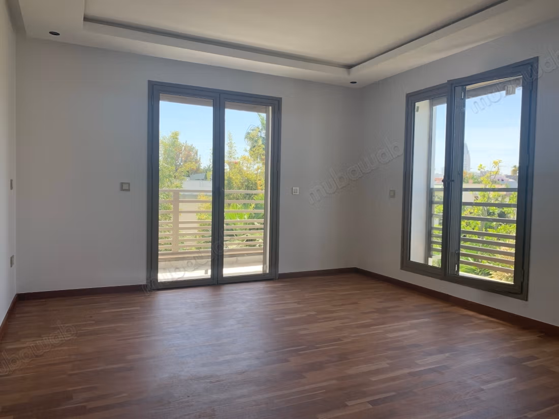 Moderne avec 5Chambres en loc vide au CIL