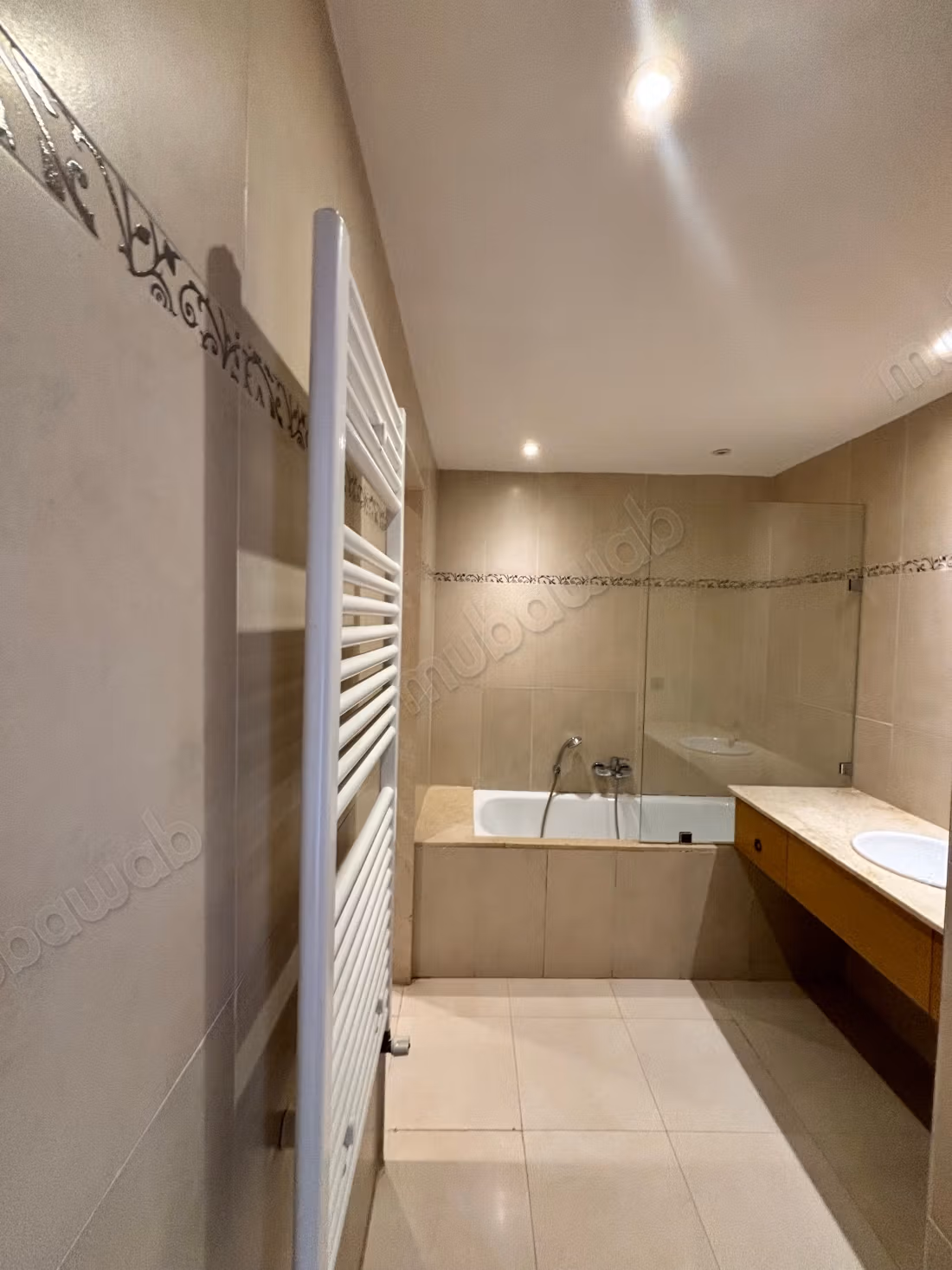 Moderne avec 5Chambres en loc vide au CIL