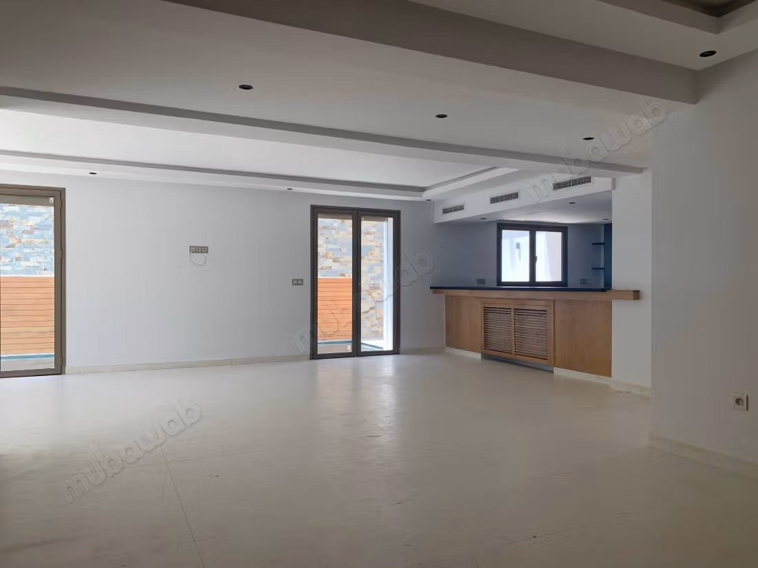 Moderne avec 5Chambres en loc vide au CIL